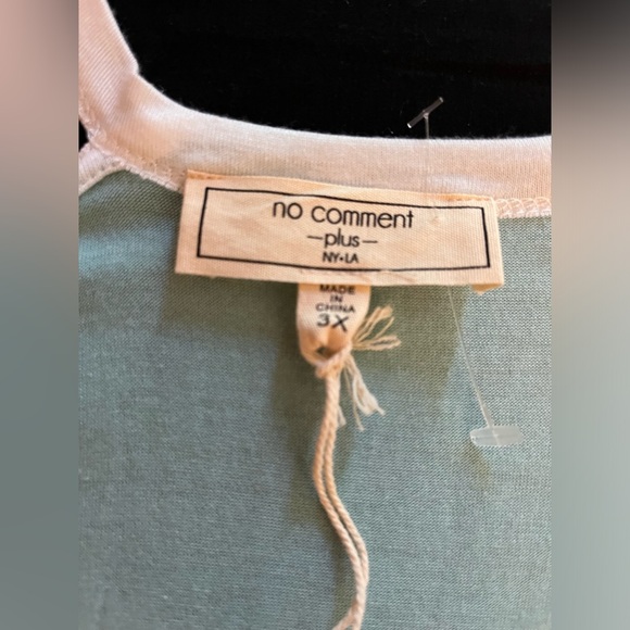 Women’s No Comment Plus Tiffany blue and white cut out shoulder top in 3x NWT - Picture 2 of 10